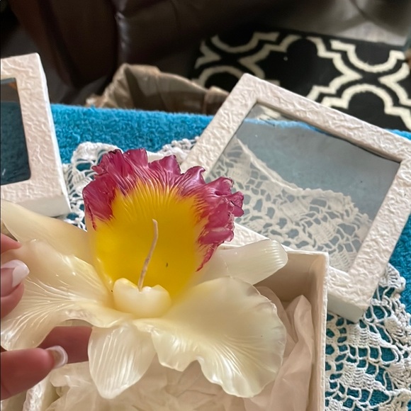 Elegant Cream and Yellow Flower candle Set - Picture 2 of 7